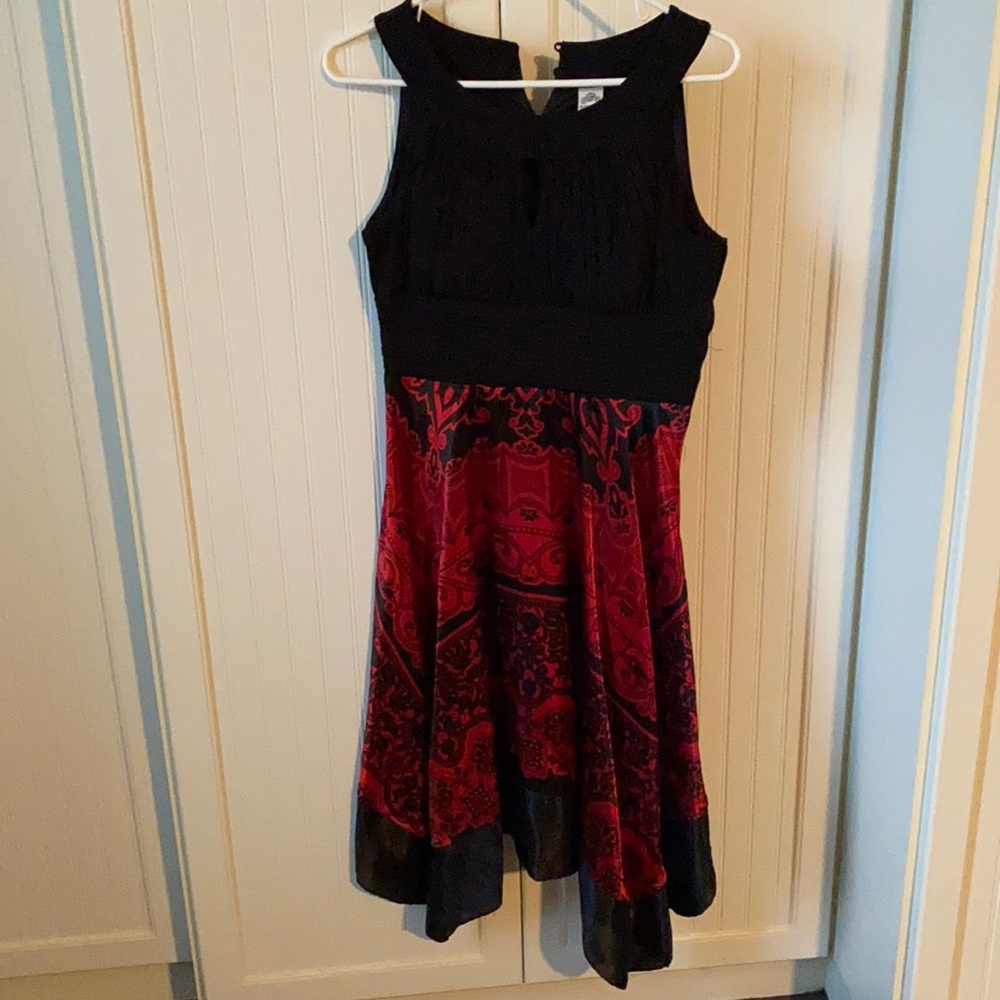 Beautiful Sangria Dress. Size 4 Black and Red.